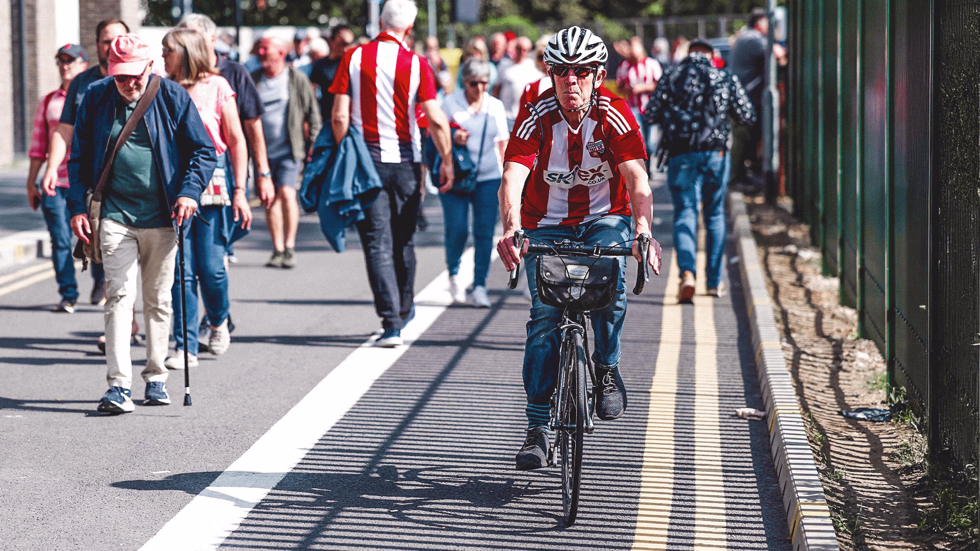 Cibo e bevande gratuiti se vieni in bici alla partita del Brentford contro il Manchester United