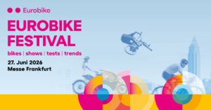 Poster dell'Eurobike Festival: grande scritta rosa 'EUROBIKE FESTIVAL', bici in movimento, skyline della città e design circolari colorati su sfondo sfumato blu.