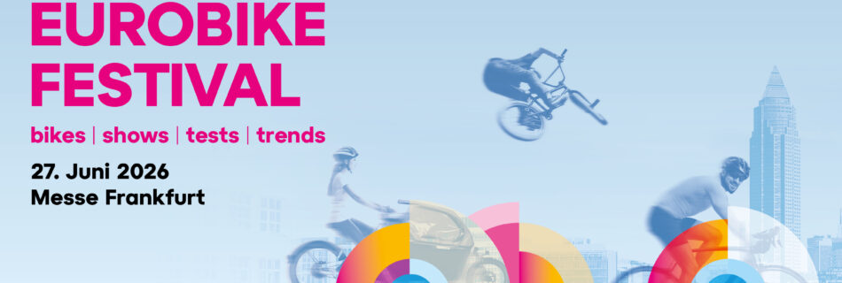 Poster dell'Eurobike Festival: grande scritta rosa 'EUROBIKE FESTIVAL', bici in movimento, skyline della città e design circolari colorati su sfondo sfumato blu.
