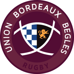 Logo: stemma circolare bordeaux con scudo, metà sinistra a scacchi blu e leone arancione su metà destra nera, il testo circostante include “RUGBY”.