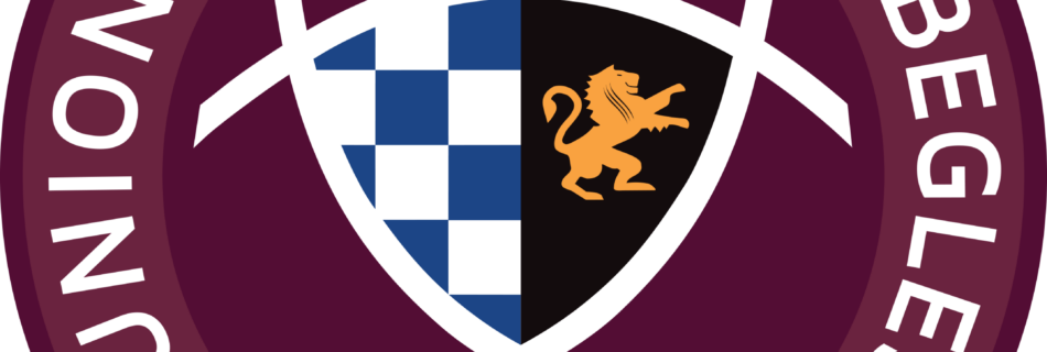 Logo: stemma circolare bordeaux con scudo, metà sinistra a scacchi blu e leone arancione su metà destra nera, il testo circostante include “RUGBY”.